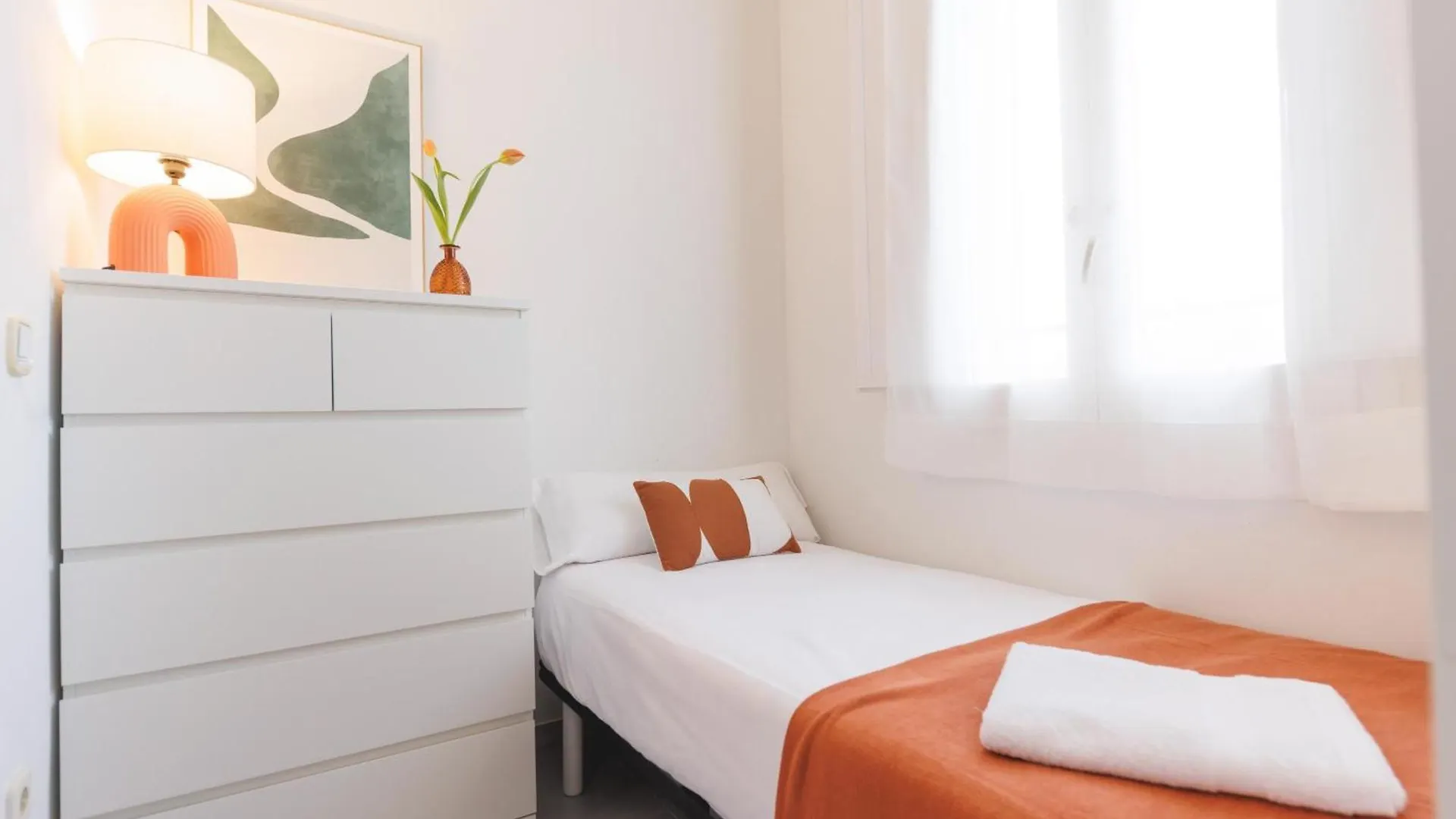 Bravissimo Fellini Studio Girona 0*,  Španělsko